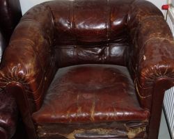 Vanha nahkakalusto: sohva ja kaksi nojatuolia
