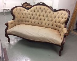 Rokokoo-sohva ja kolme tuolia 1800-luvulta