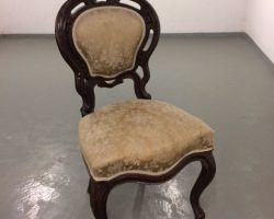 Rokokoo-sohva ja kolme tuolia 1800-luvulta